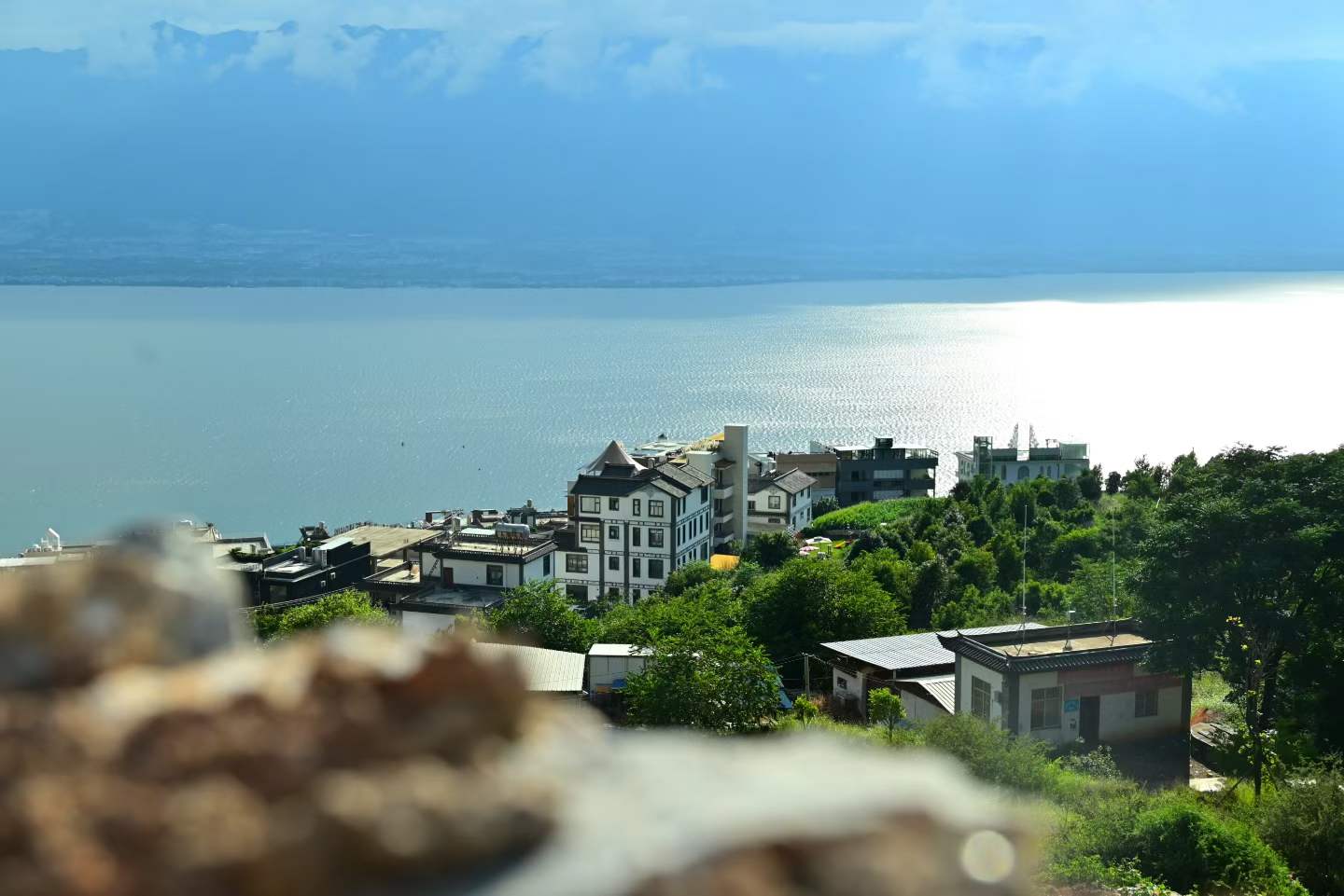 湖边建筑与明亮天空